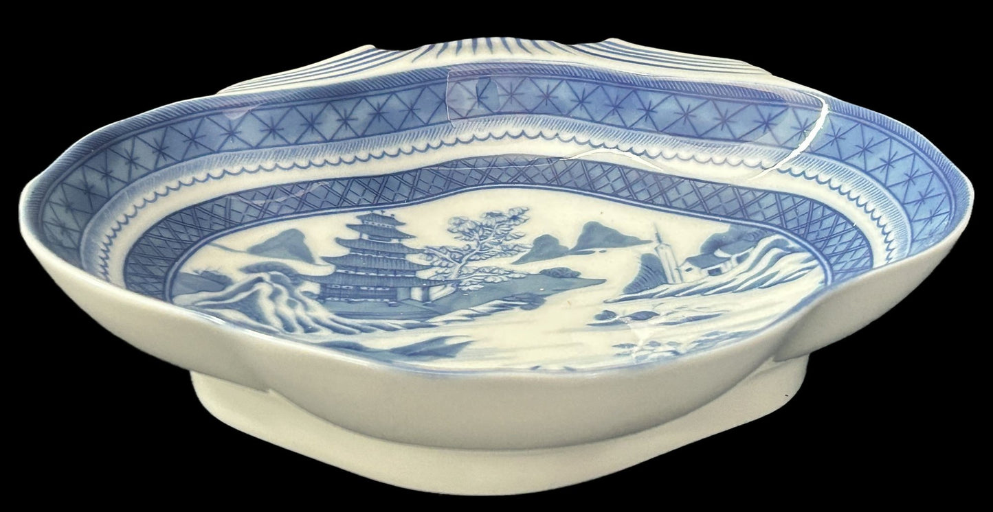 260211-2 Mottahedeh Blue & White Export Style Shell Dish