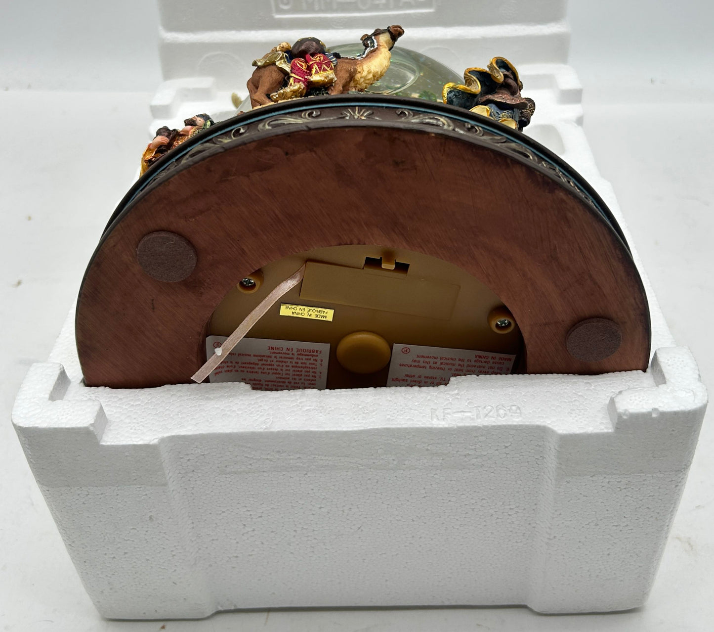 250514-19 Kirkland Signature Christmas Musical Nativity Snow Globe