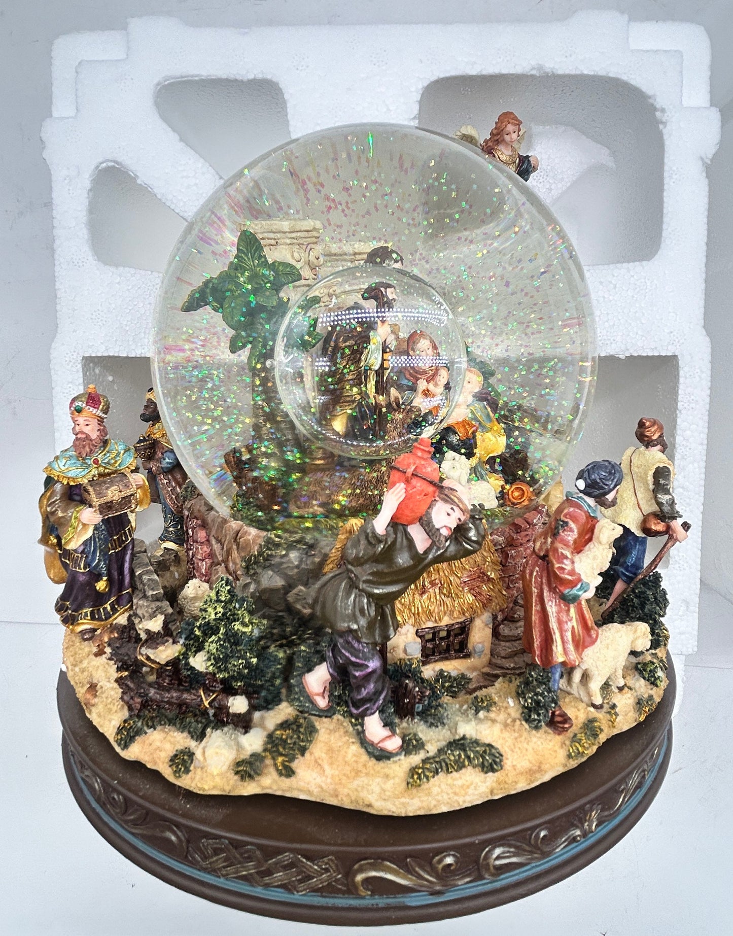 250514-19 Kirkland Signature Christmas Musical Nativity Snow Globe