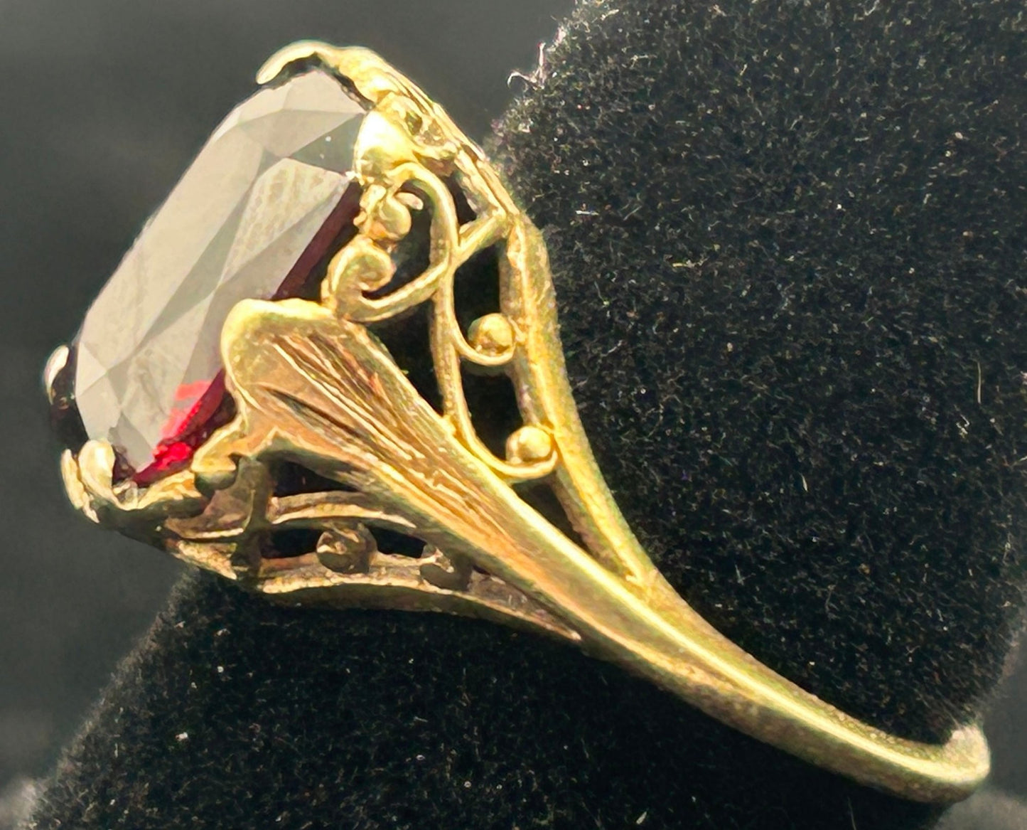 260625-1 Size 4.75 14k Yellow Gold & Garnet Ring