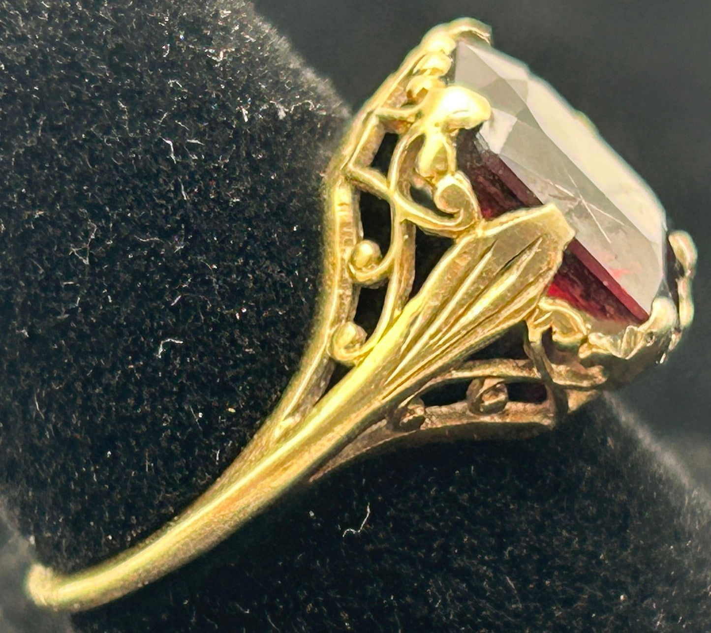 260625-1 Size 4.75 14k Yellow Gold & Garnet Ring
