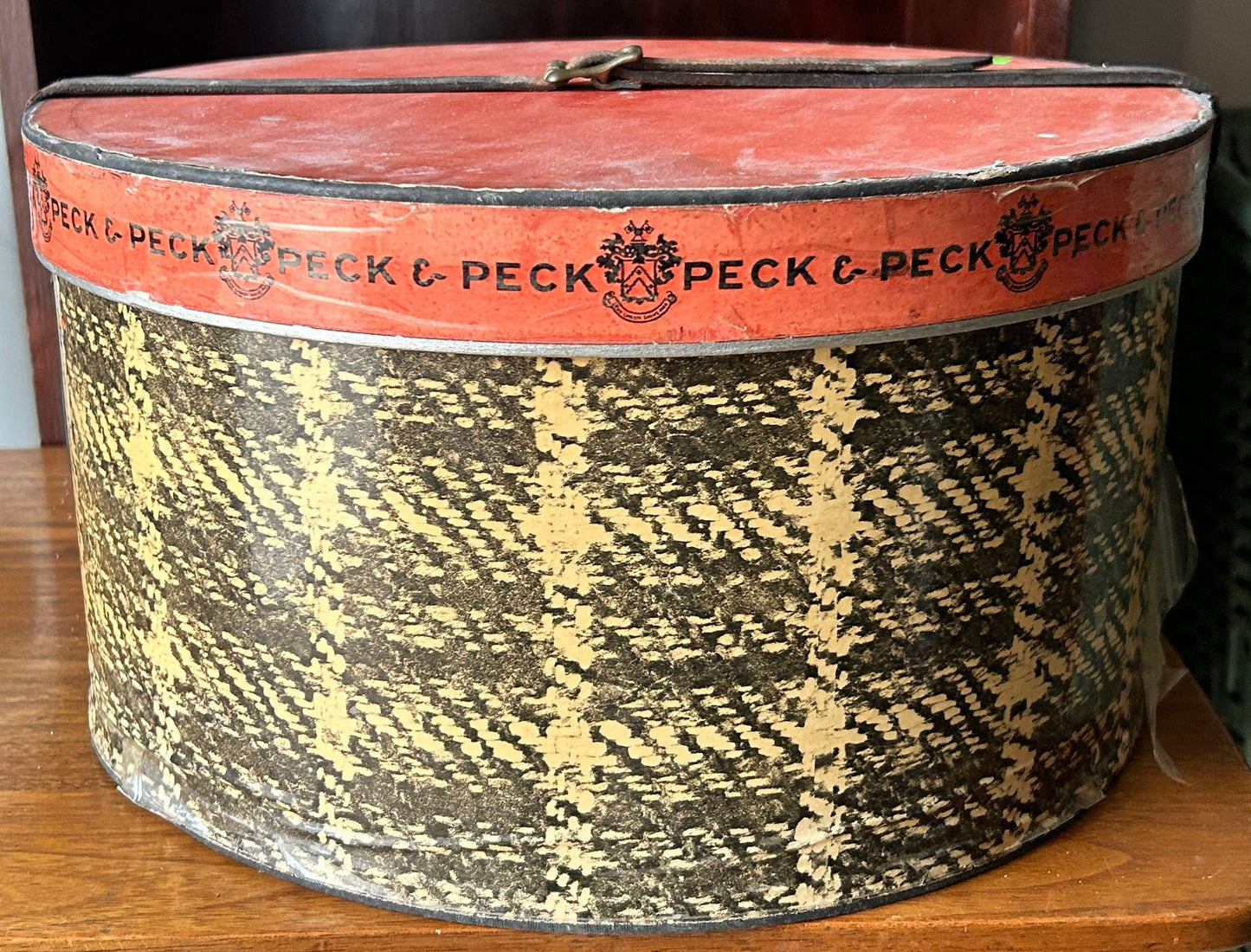250917-15 Peck & Peck Hat Box 15" Diam.
