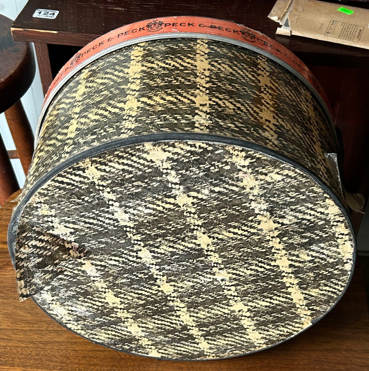 250917-15 Peck & Peck Hat Box 15" Diam.