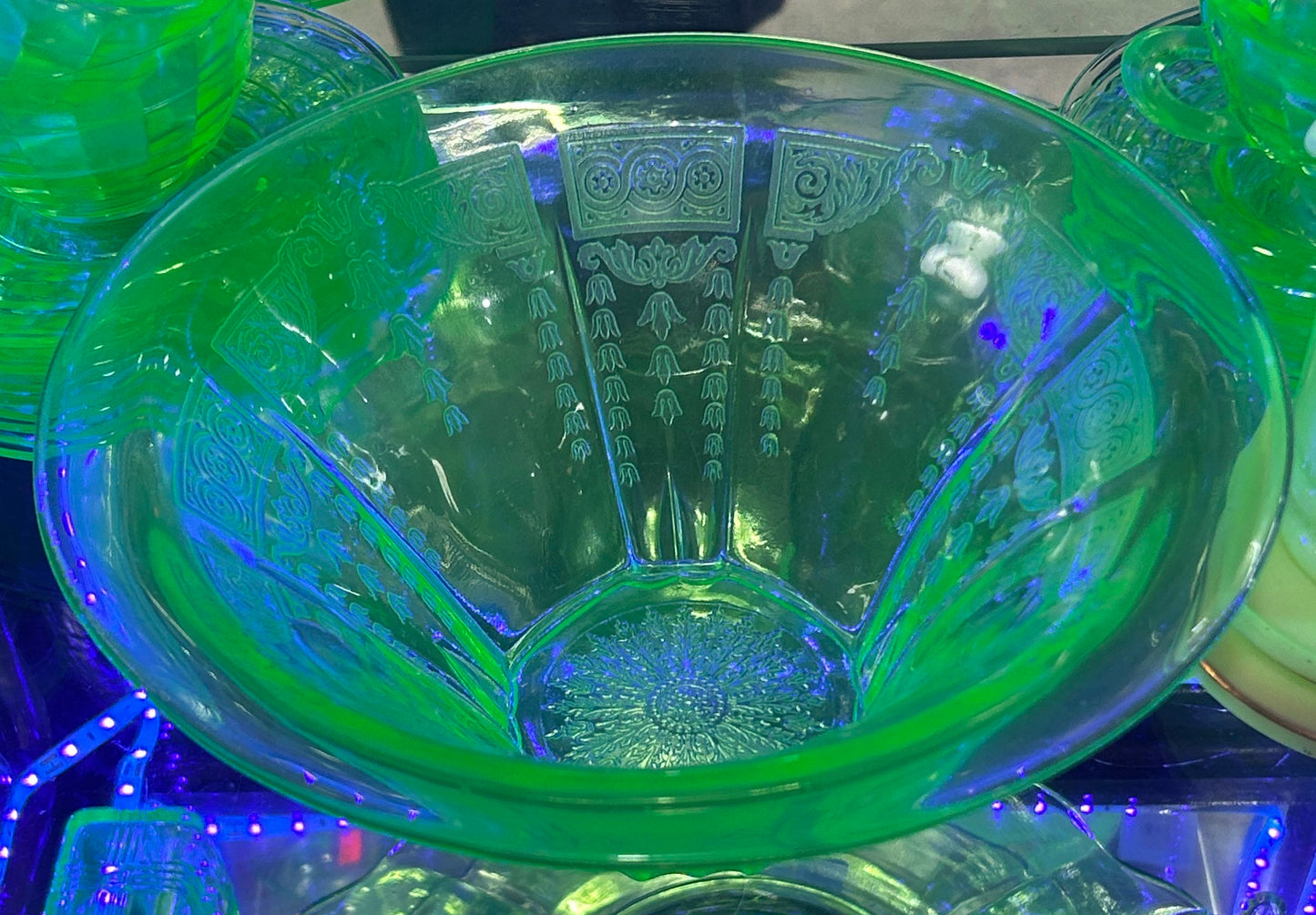 251101-9 Anchor Hocking Green Uranium Princess Glass Bowl