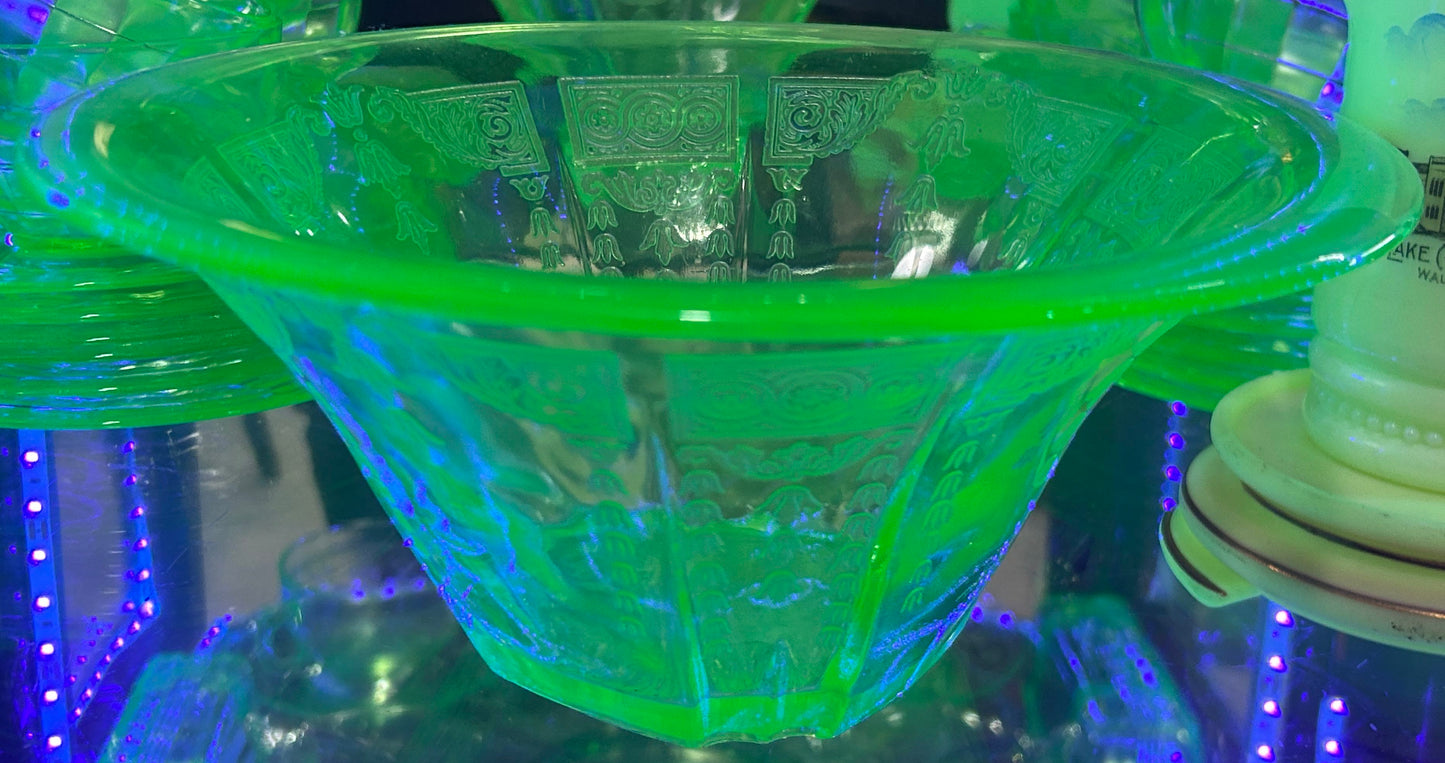 251101-9 Anchor Hocking Green Uranium Princess Glass Bowl