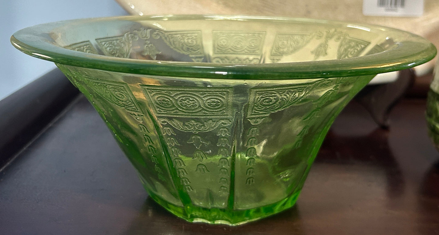 251101-9 Anchor Hocking Green Uranium Princess Glass Bowl