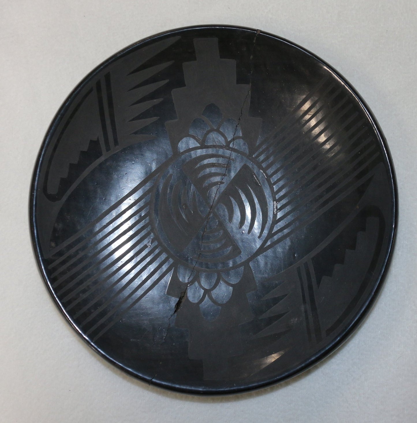 250326-5 7" Black Carved Plate By Blue Corn (1921-1999) Of The San Ildefonso Pueblo - Repaired