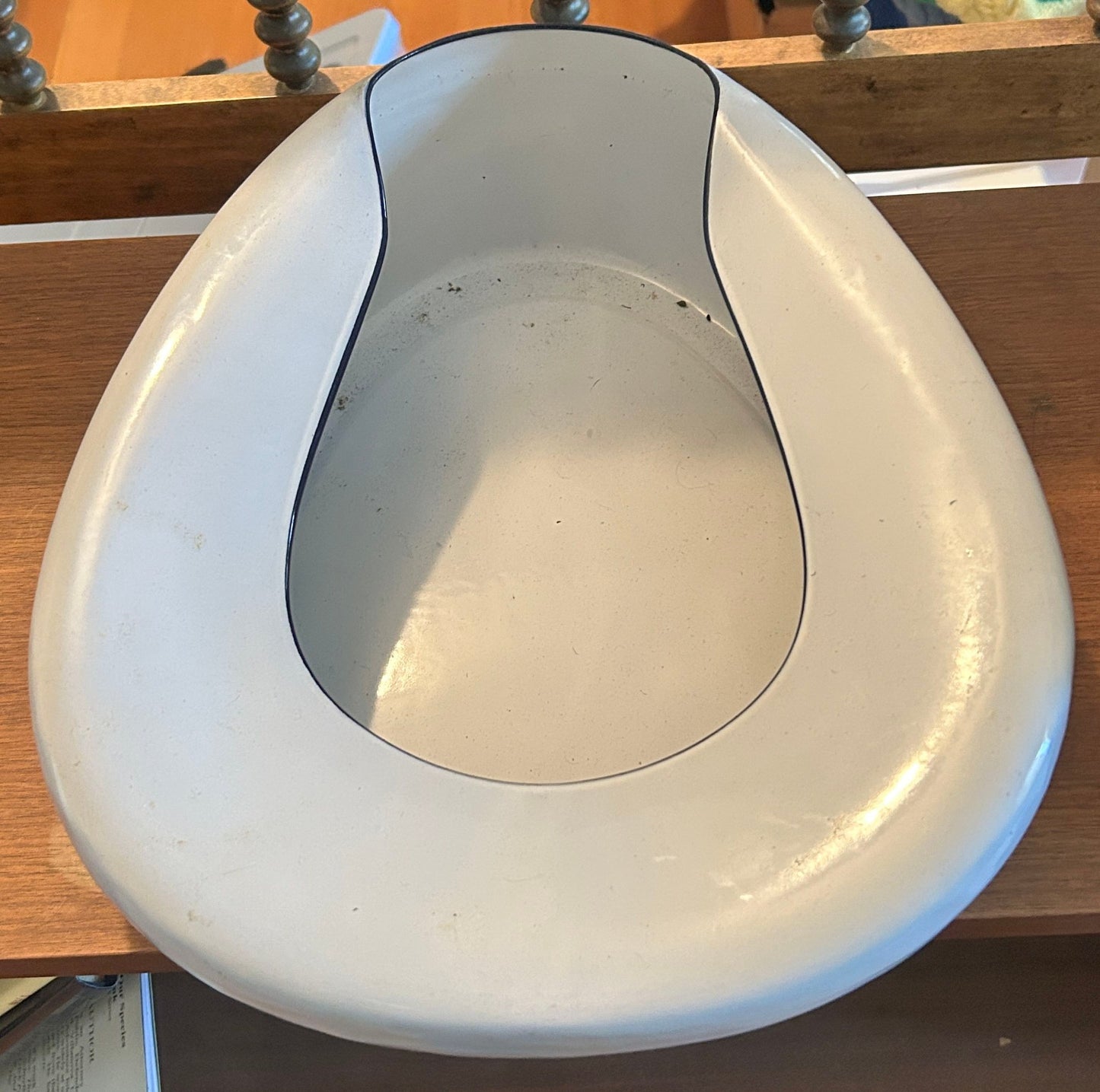 251009-11 Vintage White Enameled Bed Pan