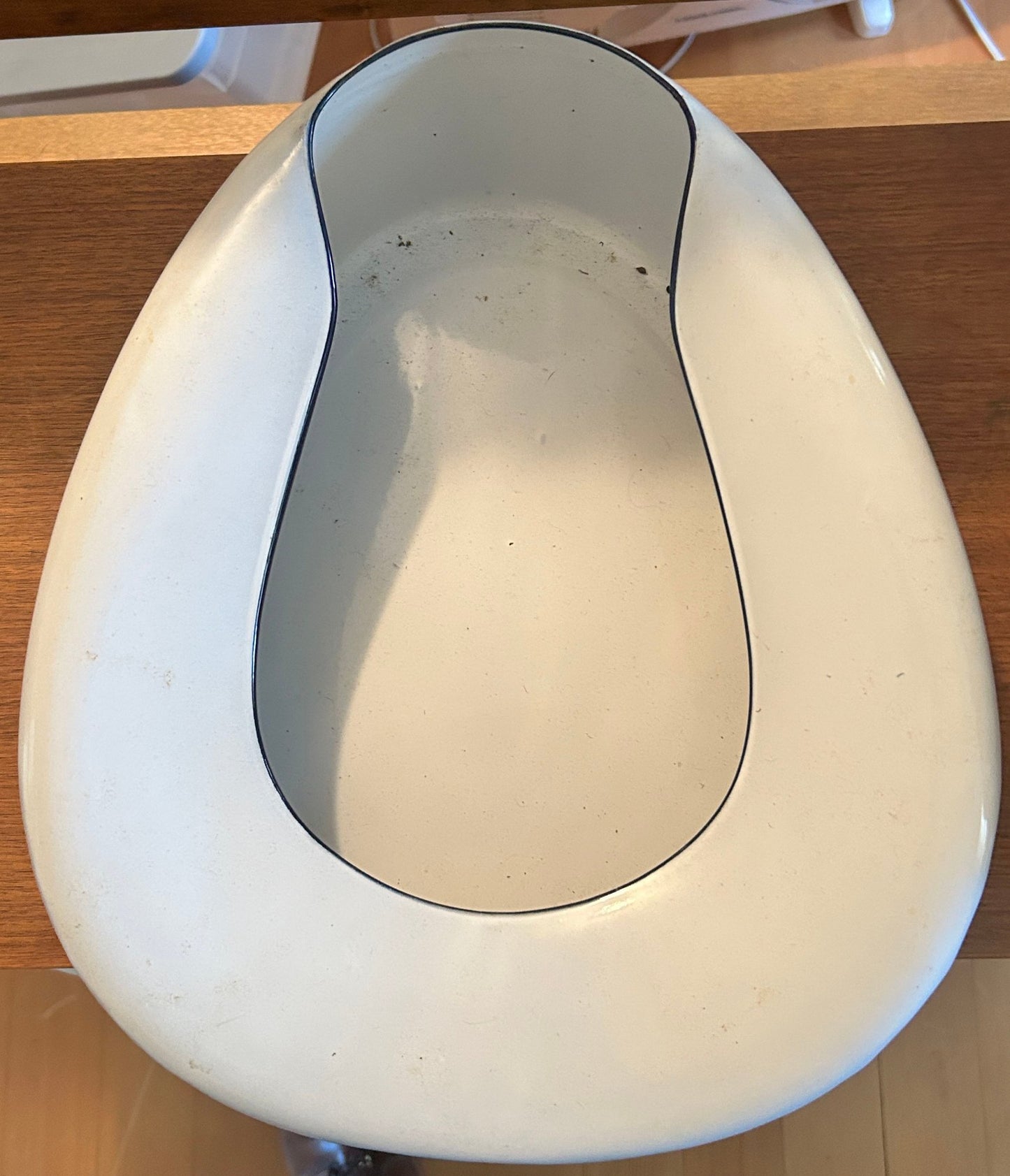 251009-11 Vintage White Enameled Bed Pan