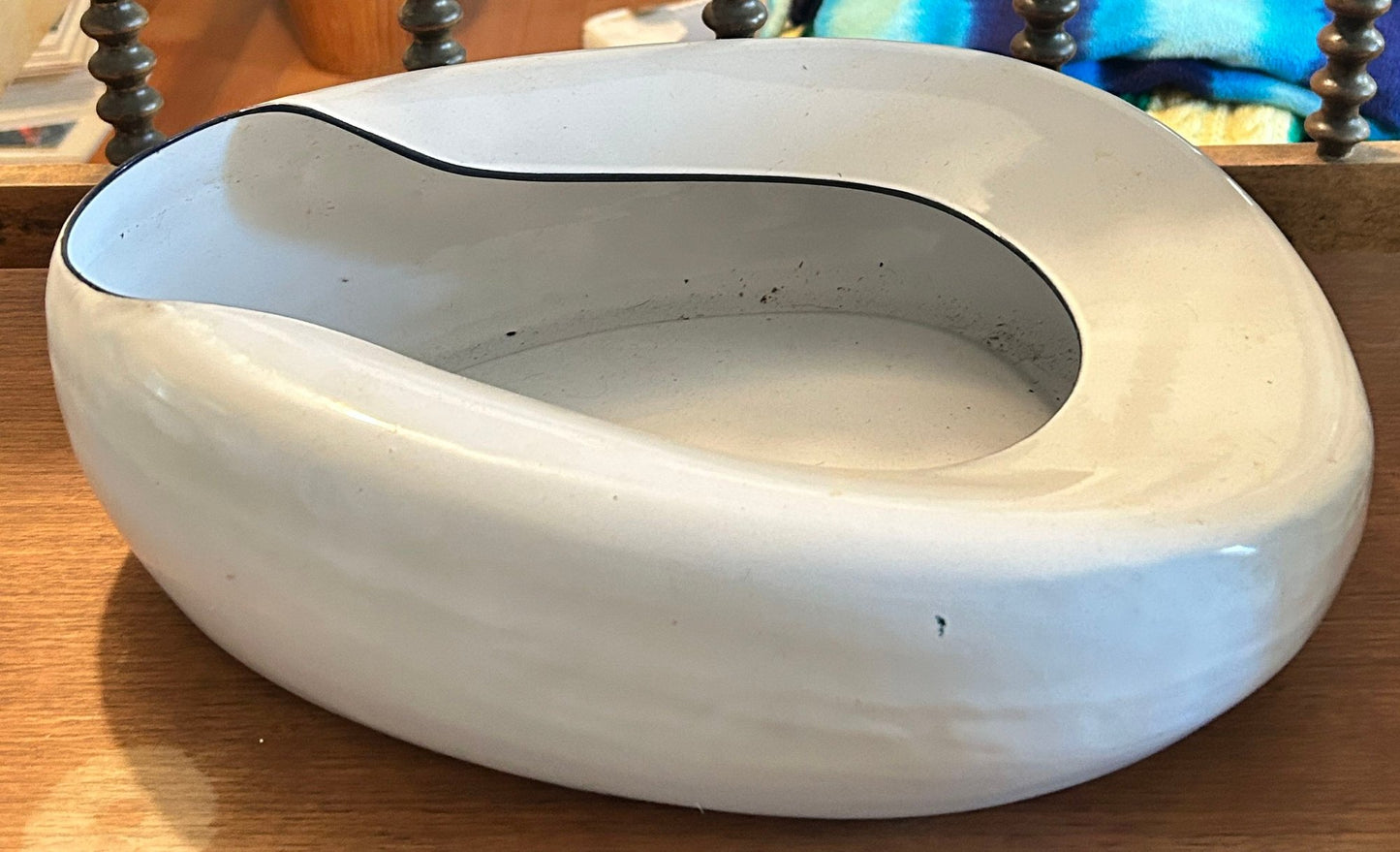 251009-11 Vintage White Enameled Bed Pan