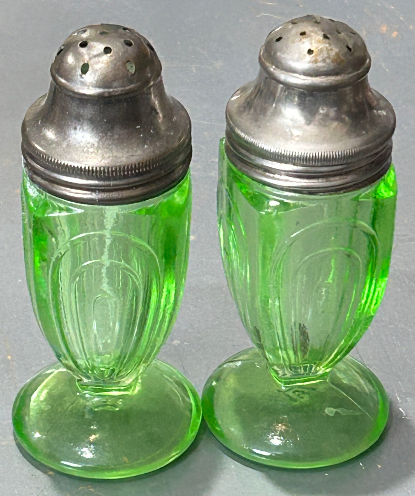 251101-3 Hazel-Atlas Paper Clip Green Uranium Glass S&P