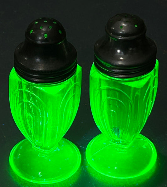 251101-3 Hazel-Atlas Paper Clip Green Uranium Glass S&P