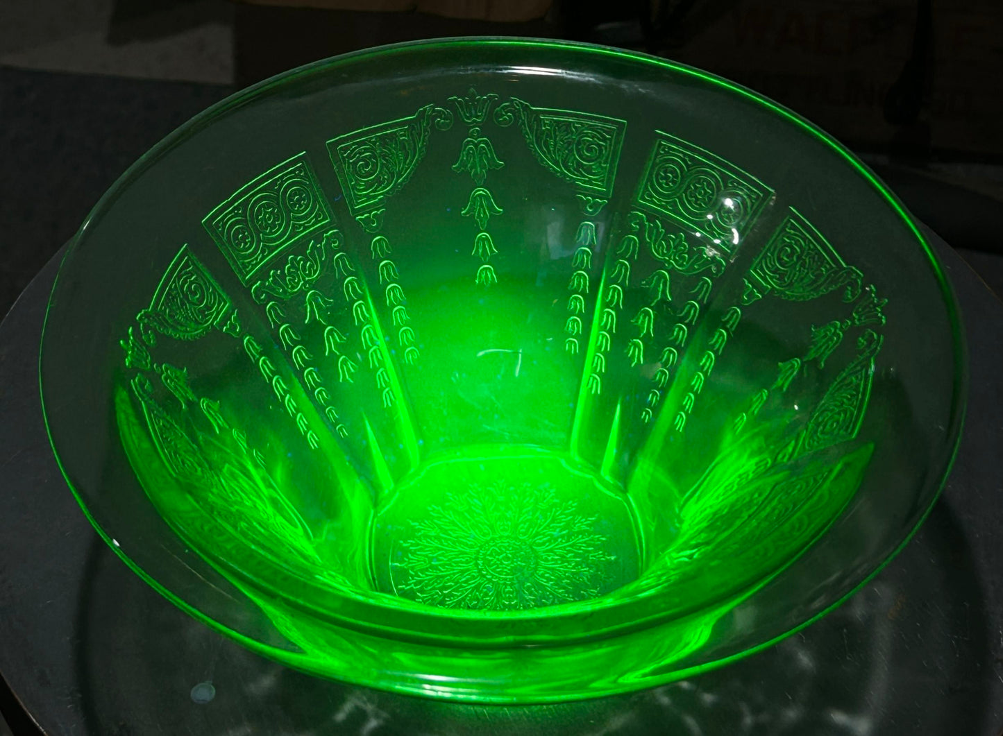 251101-9 Anchor Hocking Green Uranium Princess Glass Bowl