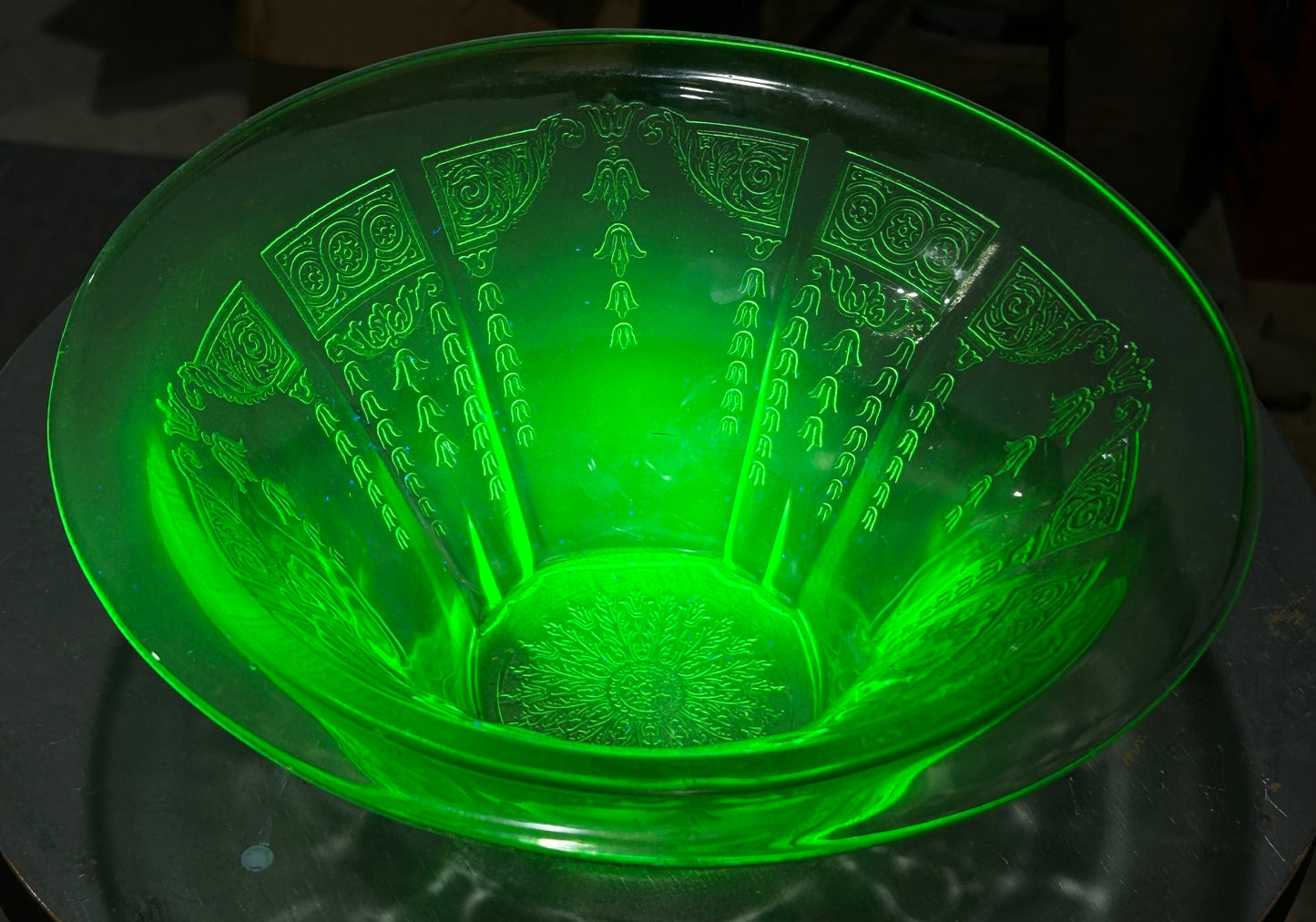 251101-9 Anchor Hocking Green Uranium Princess Glass Bowl