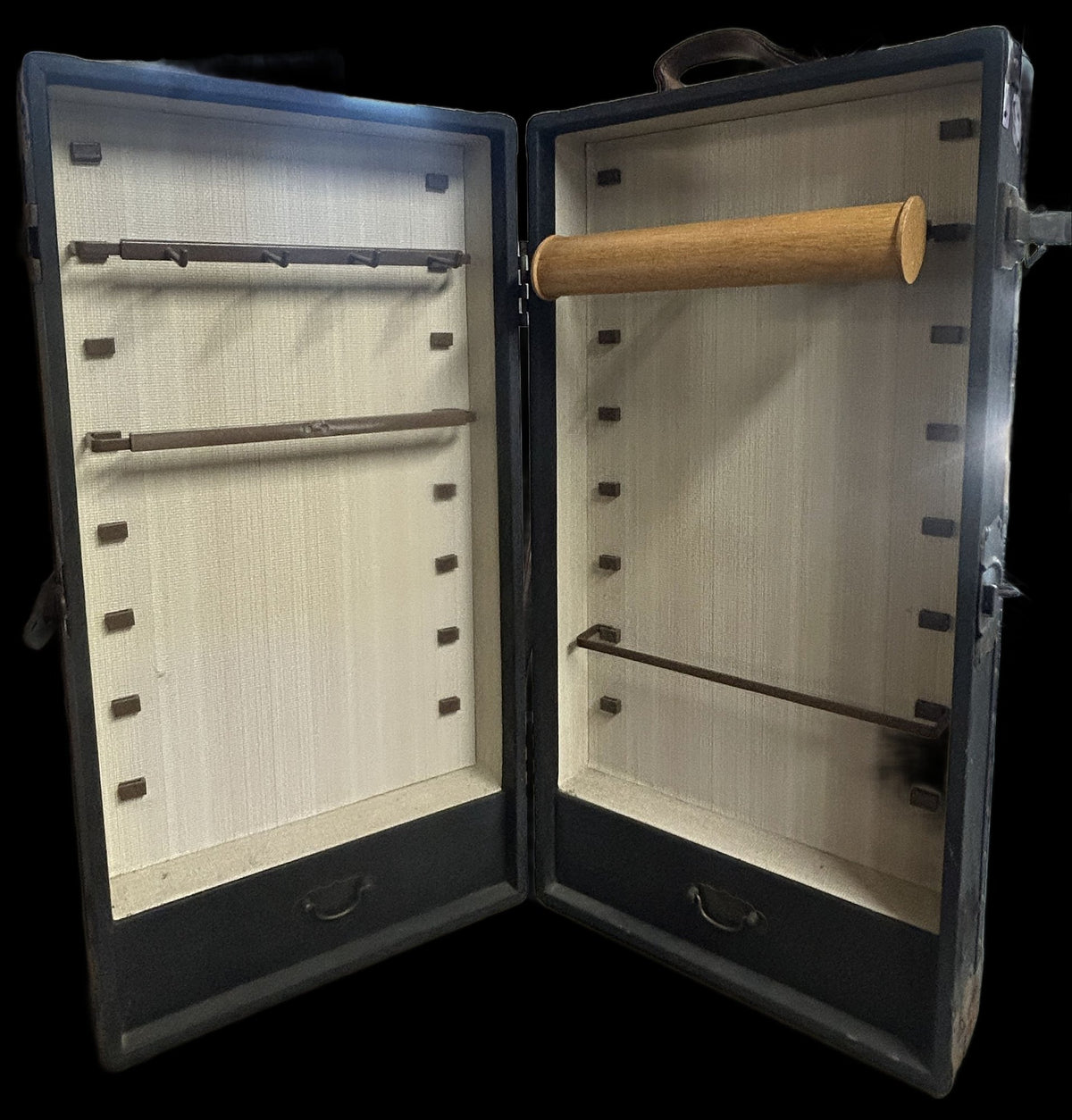260819-1 Retail Display Suitcase